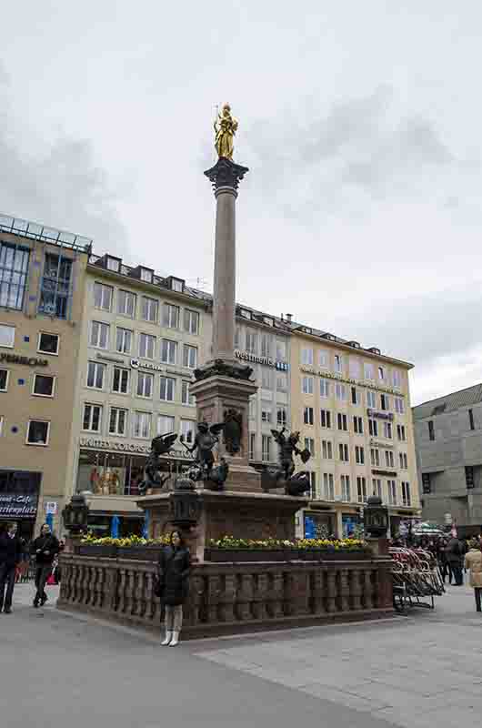 77 - Alemania - Munich - Marienplatz - columna de Maria
